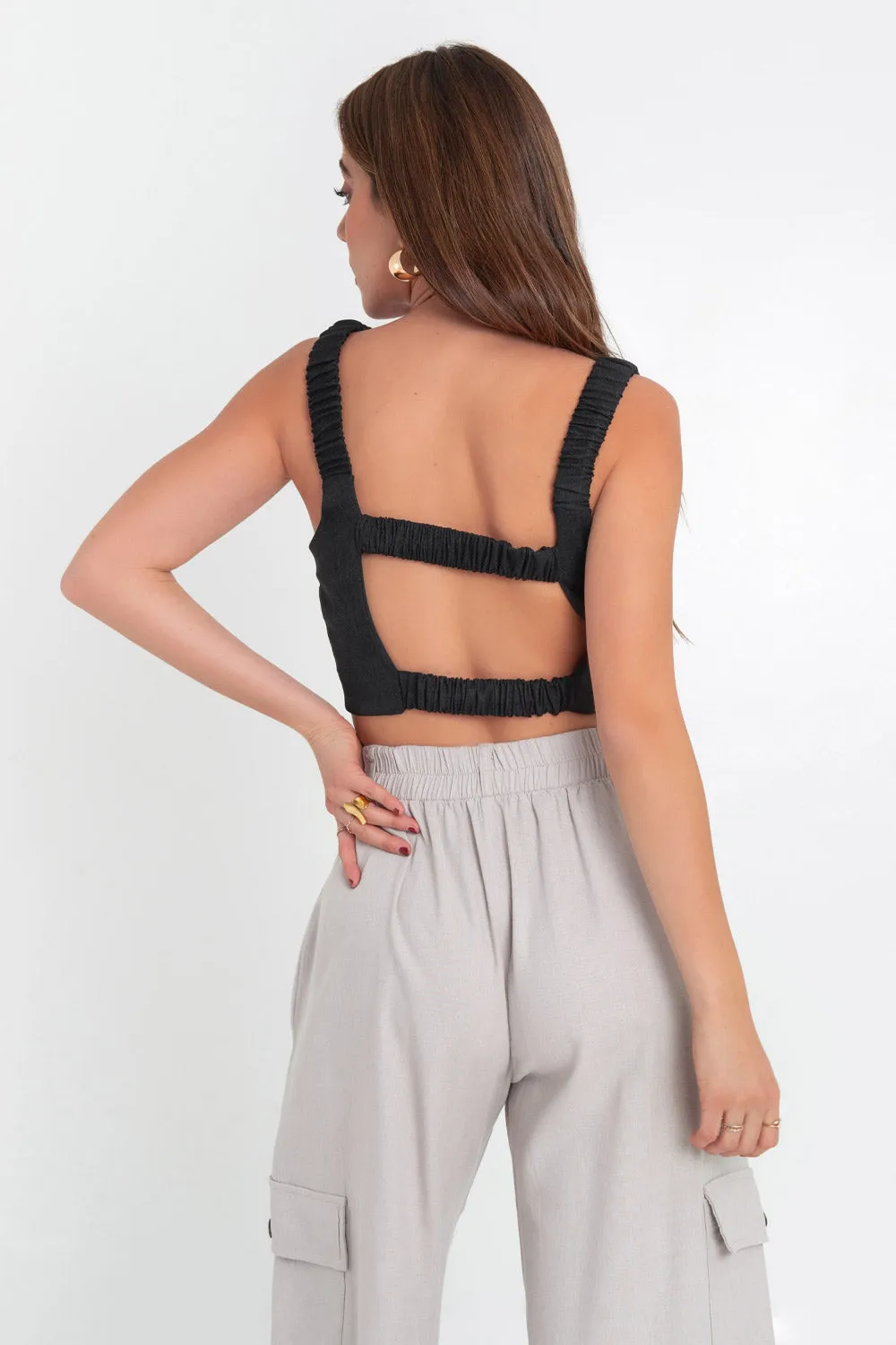 Crop top ajustado con tirantes plisados