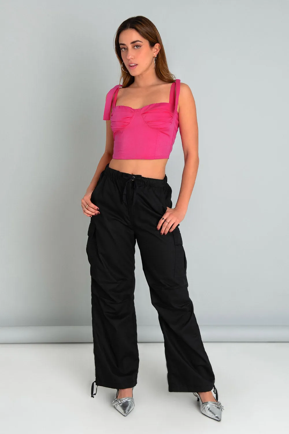 Crop top de escote con plisados tirantes