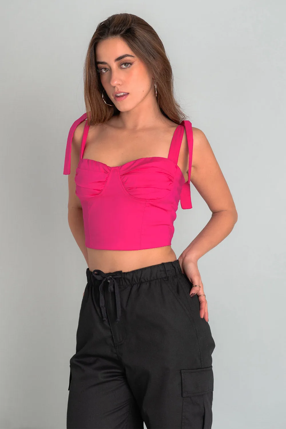 Crop top de escote con plisados tirantes