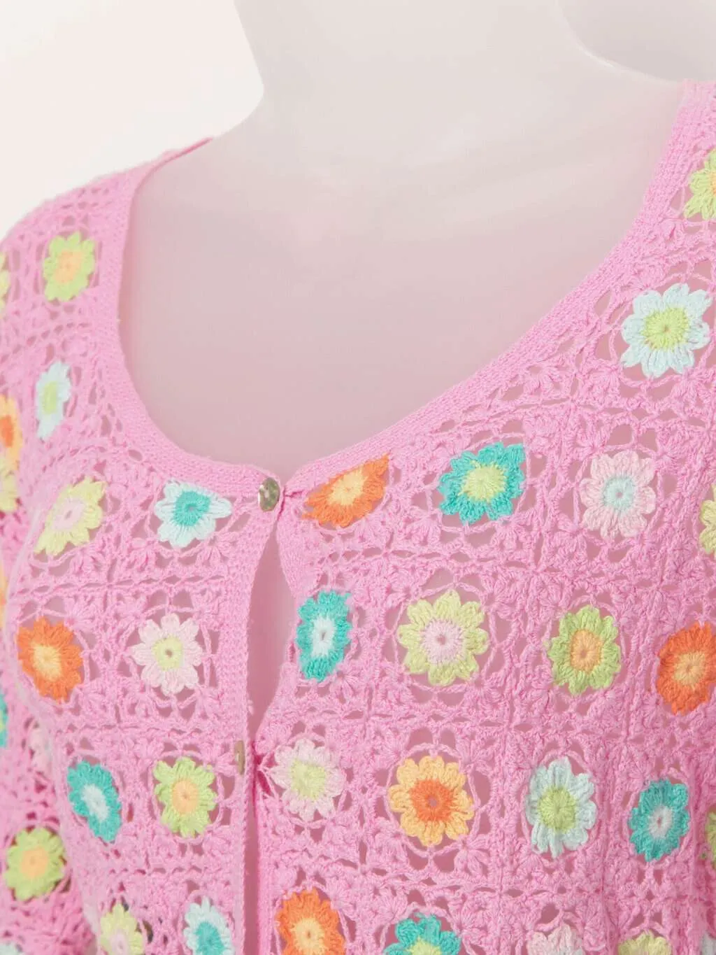 Vintage crochet cardigan in pink with real shell buttons – Medium